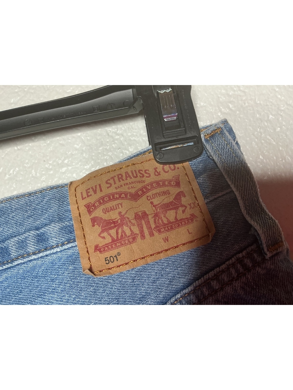 < Levi’s 501 High-Rise Distressed Denim Cut-Off Shorts > - Picture 3 of 4